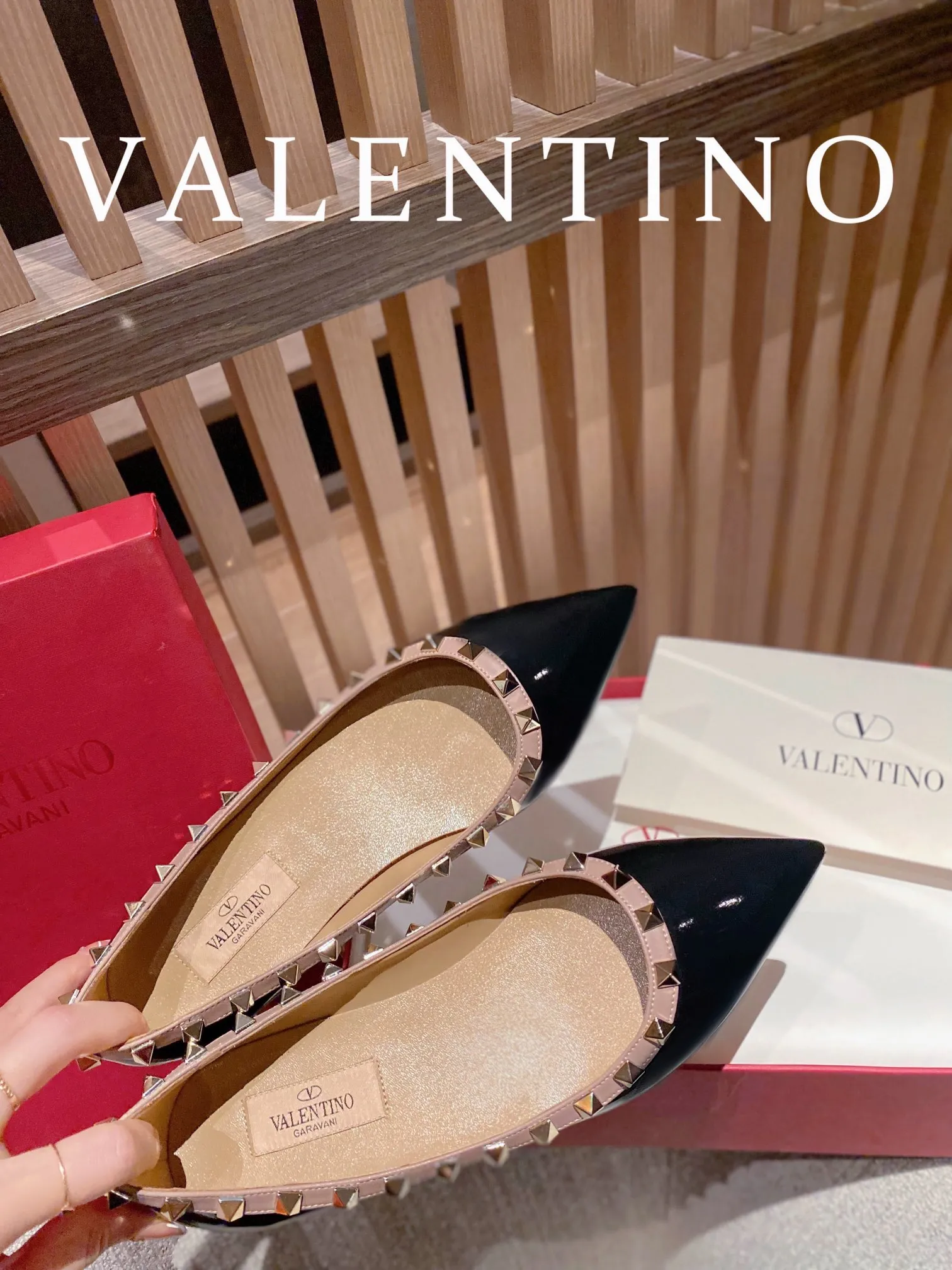 👟👟Ex-factory price 520👟👟 Women's shoes Women's shoes Women's shoes Women's shoes Women's shoes Women's clothes 𝙑𝙖𝙡𝙚𝙣𝙩𝙞𝙣𝙤/Valentino𝙑𝙏 🎁Latest colors😍ʚ😊ɞ It has been an Italian national treasure brand since the 1960s. Timeless and deeply rooted in people's hearts❤ Never out of date. One of the must-have items 〰 ɪɴѓᴏʀᴍᴀᴛɪᴏɴ 〰♡ There are many colors for you to choose from💝Original molded electric rivets (non-oxidized) High-end customized imported cowhide➠Mirror patent leather❗️Details in place🆚Exclusive color card💯Comfortable sheepskin lining✅Imported Italian leather outsole🇮🇹 Code number: 35-39 (34.40.41.42) additionally customized♡♡